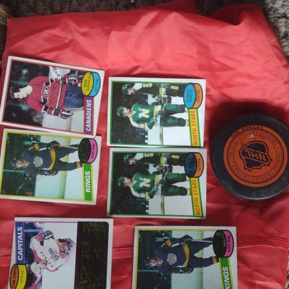 NHL  Canucks Puck&Cards - Picture 1 of 4